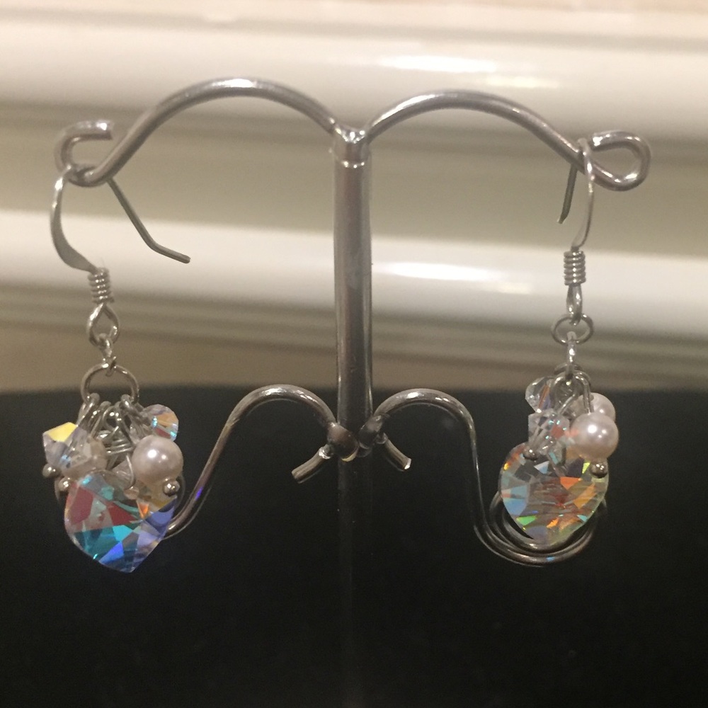 💕💕HOST PICK 💕💕🎁❤️‍🩹NWT Swarovski Crystal heart shaped earrings & pearls